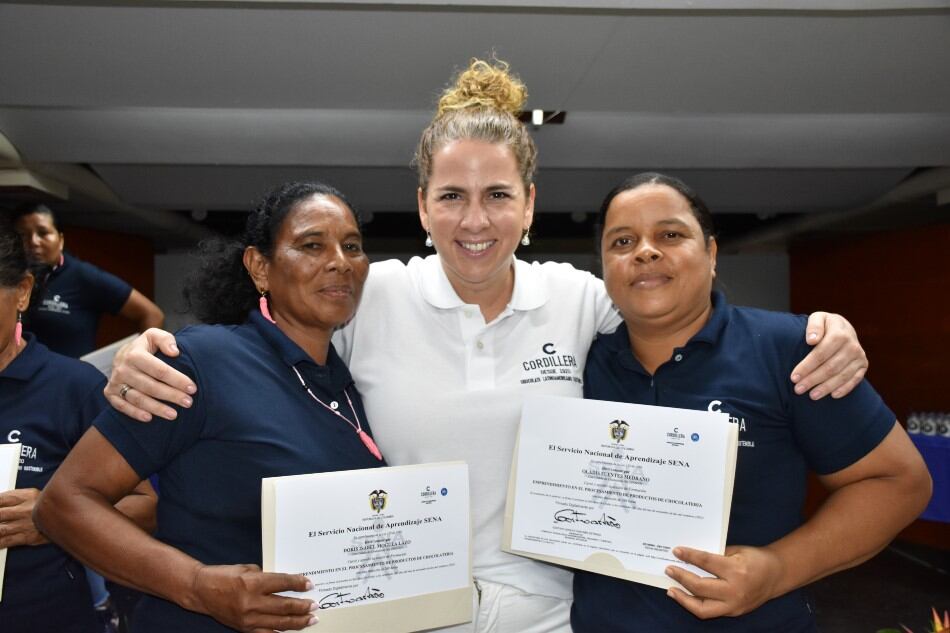 Alejandra-Sarasty-with-two-female-cocoa-farmers-Cordillera.jpg