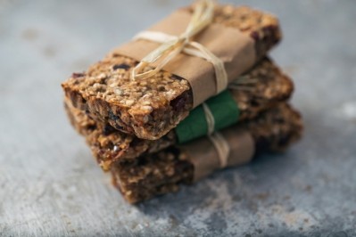 Adding insect protein in powdered form to products like cereal bars is best to ensure consumer acceptance, says cricket company Hakkuna. © GettyImages/viki2win